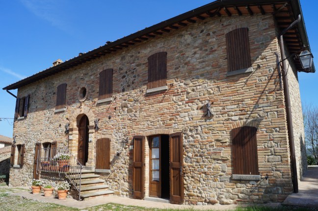 Montone agroturystyka z zewnatrz