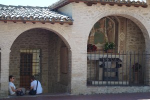 czekajac na otwarcie sanktuarium